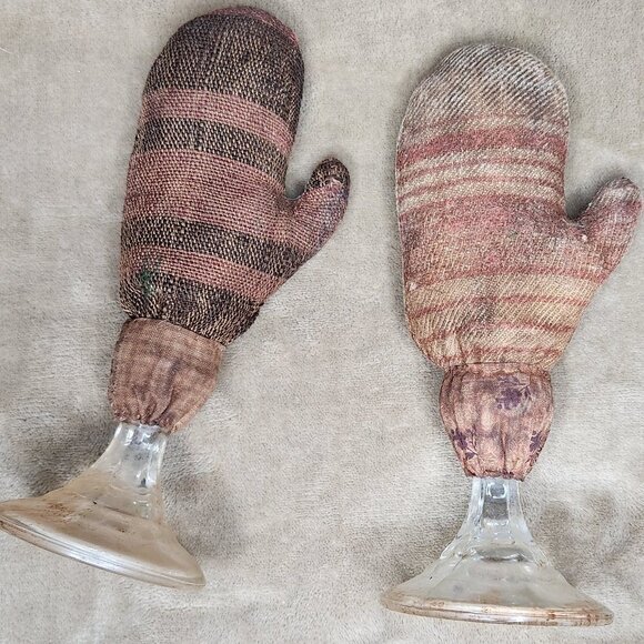 Vintage Folk Art Decor Mittens by Schneeman - Picture 2 of 3